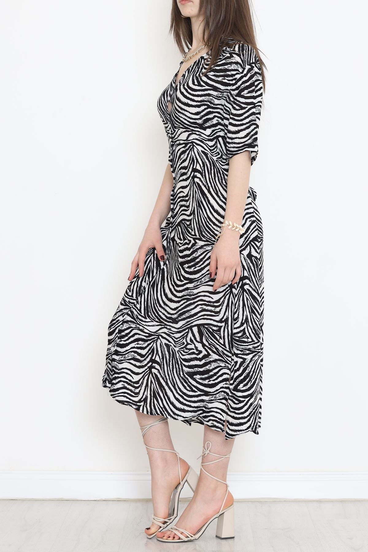 V Yaka Kemerli Elbise Siyah - 152339.701.